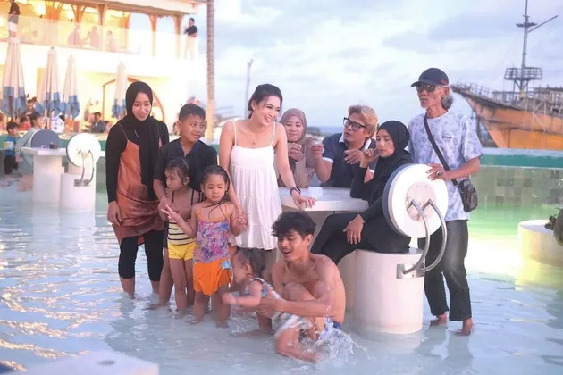 Wika Salim Liburan di Bali
