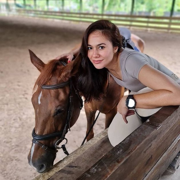 7 Portraits of Wulan Guritno who Started Horse Riding Hobby, Hot Beautiful and Stylish Mama