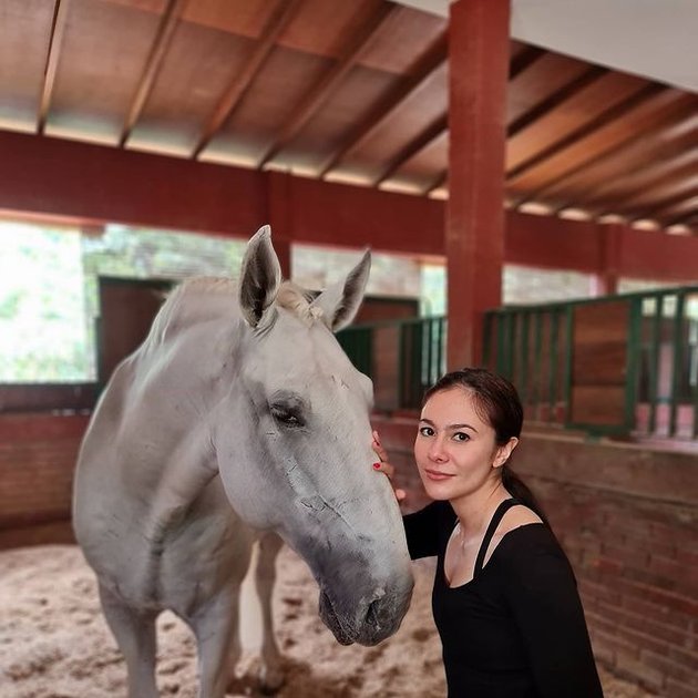 7 Portraits of Wulan Guritno who Started Horse Riding Hobby, Hot Beautiful and Stylish Mama