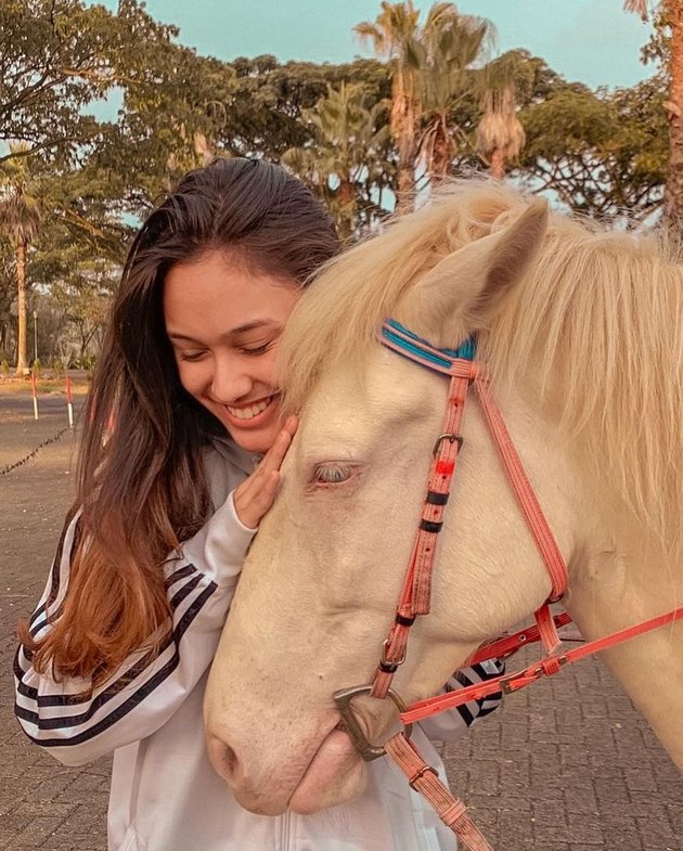 Aktris berusia 17 tahun ini beberapa kali membagikan potretnya saat bersama kuda. Ia sempat mencium dan memeluk hewan tersebut.
