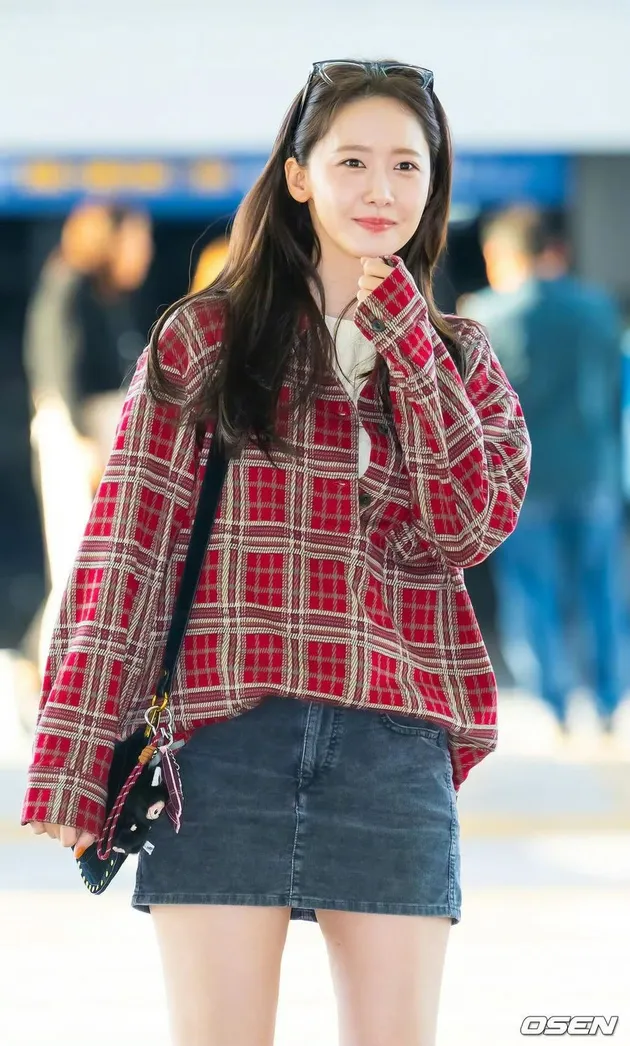 Senyum Cerah dengan Kemeja Flanel Merah yang Chic