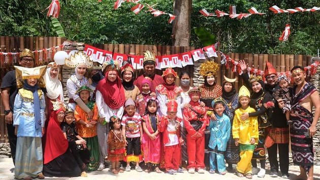 Agustusan kali ini, Zaskia menggelar karnaval kecil-kecilan di rumah. Ia bersama suami, anak, serta para asisten kompak pakai baju adat Nusantara.
