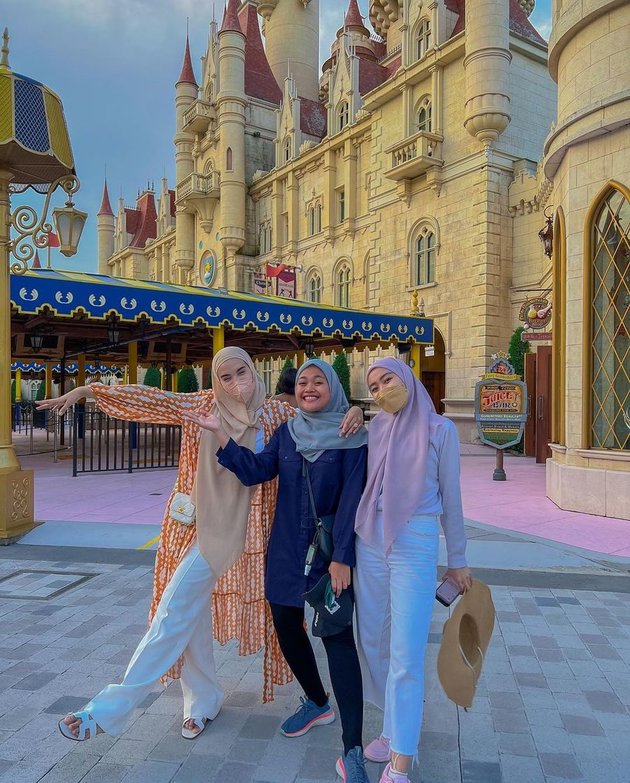 7 Portraits of Zaskia Sungkar Inviting Ukassya on Vacation to Universal Studios Singapore