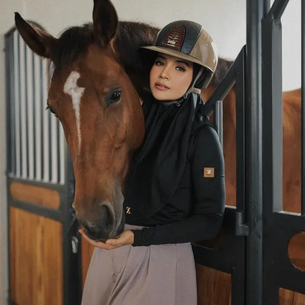 Zaskia Sungkar dan kudanya