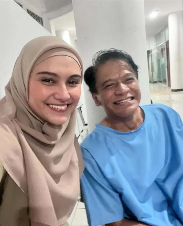 Zee Zee Shahab pakai kebaya janggan