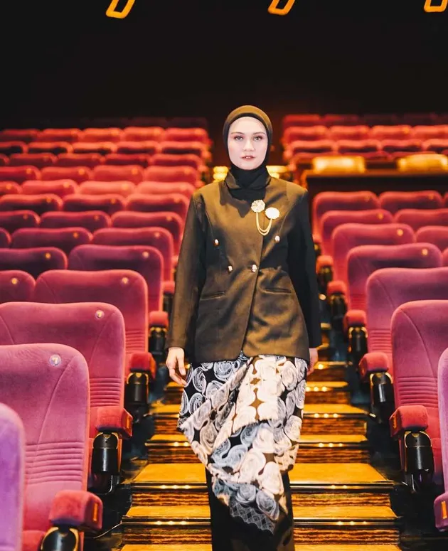 Zee Zee Shahab pakai kebaya janggan