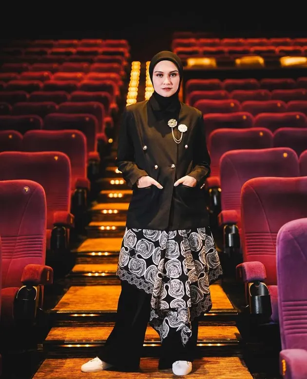 Zee Zee Shahab pakai kebaya janggan