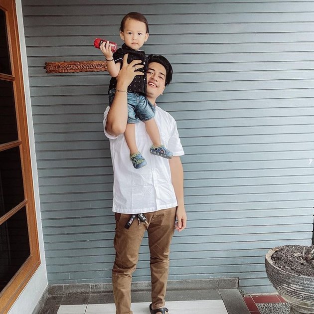 7 Portraits of Zikri Daulay and His Son Zayn, Equally Handsome and Called The Real Young Father