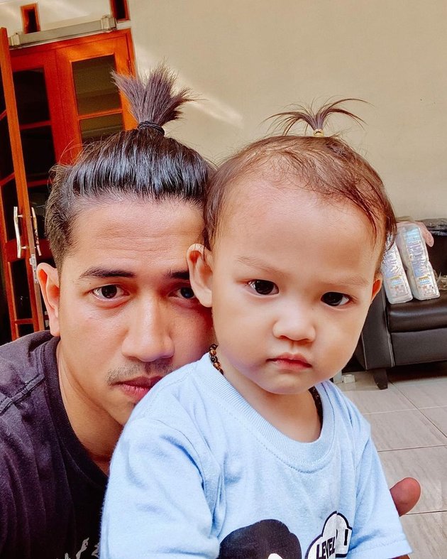 7 Portraits of Zikri Daulay and His Son Zayn, Equally Handsome and Called The Real Young Father