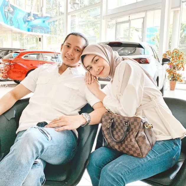 seleb yang menikah dengan bosnya sendiri, seleb yang dinikahi bosnya sendiri
