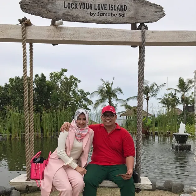 seleb yang menikah dengan bosnya sendiri, seleb yang dinikahi bosnya sendiri