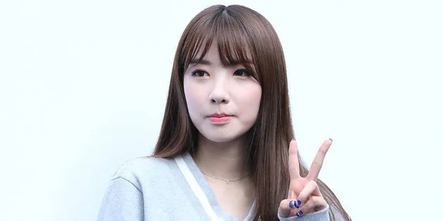 Mantan member Rainbow, Jisook, punya banyak bakat termasuk dalam hal makeup. Dia pernah membuat tutorial makeup untuk sehari-hari dan kala dia menjadi seorang idol. Dia juga berbagi tip bagaimana menampilkan bulu mata palsu agar tampak nyata. Cek di sini!