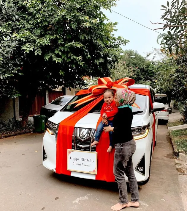 hadiah seleb, seleb beri hadiah orangtuanya