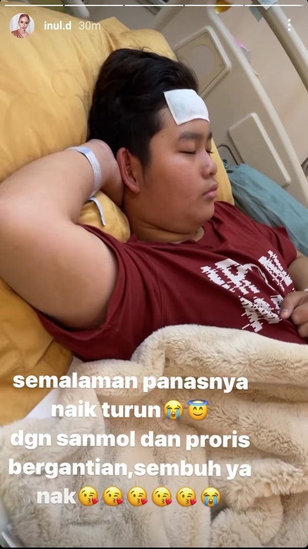 Portrait of Ivan Putra as the Only Child of Inul Daratista Recording Due to Dengue Fever, Experiencing High Fever - The Mother Sat Helplessly on the Hospital Floor