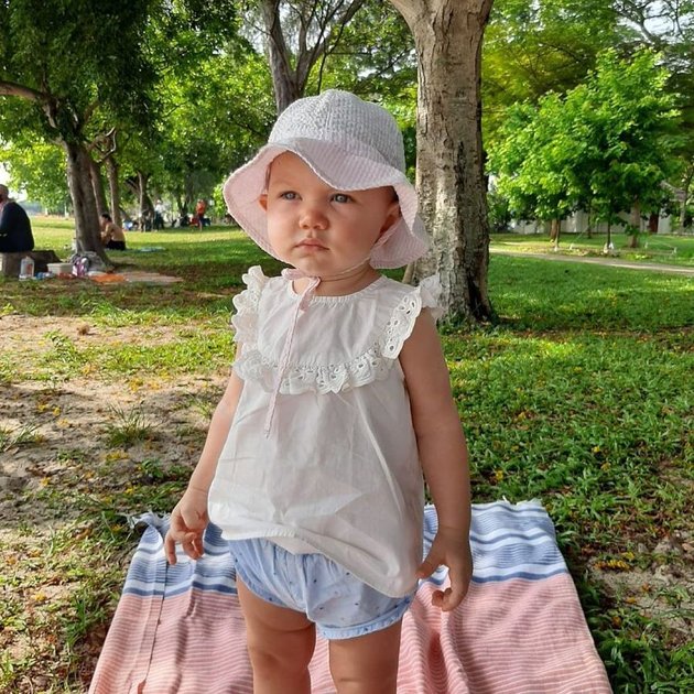8 Portraits of Ollie, Marissa Nasution's Youngest Child, with Beautiful and Doll-like Eyes