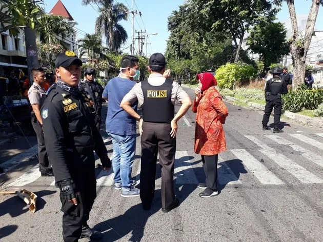 bom surabaya, bom gereja surabaya, bom mapolsek surabaya