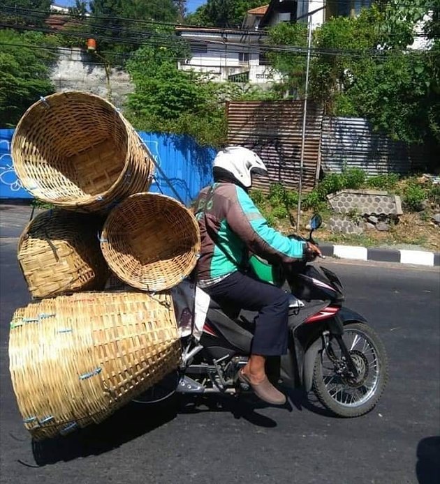 8 Unreasonable Items Carried by Online Motorcycle Taxi Drivers, There's Even a Tree!