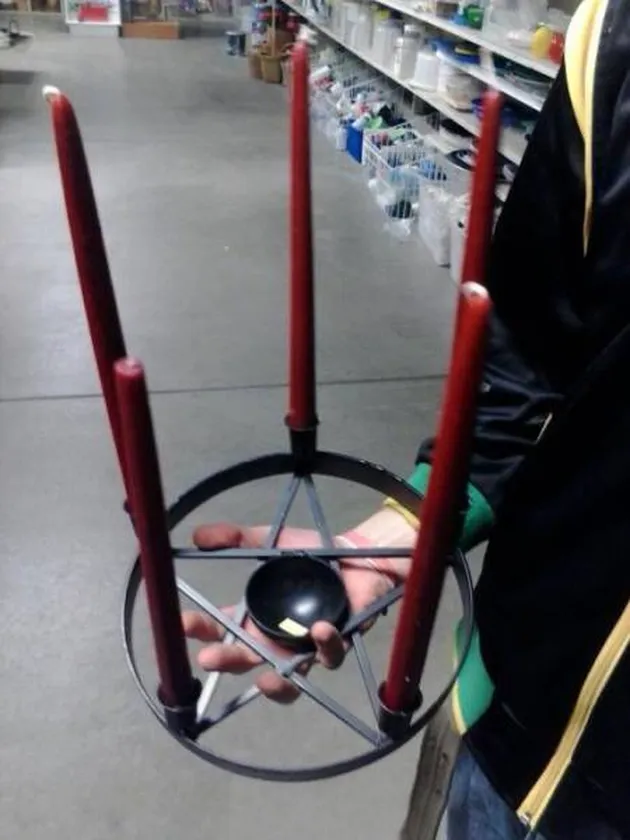 Barang Aneh di Pasar Loak