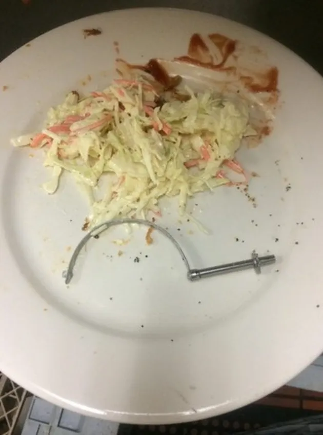 benda aneh, hal aneh yang ditemukan di makanan, hal menjijikkan di makanan