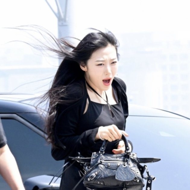 8 Photos of aespa at Incheon Airport Before Flying to Indonesia, Shocked by the Wind Blowing Their Hair But Looks Like a Drama Scene