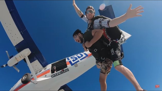 8 Photos of Ammar Zoni's Vacation in Dubai, Exciting Sky Diving Experience