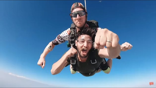 8 Photos of Ammar Zoni's Vacation in Dubai, Exciting Sky Diving Experience
