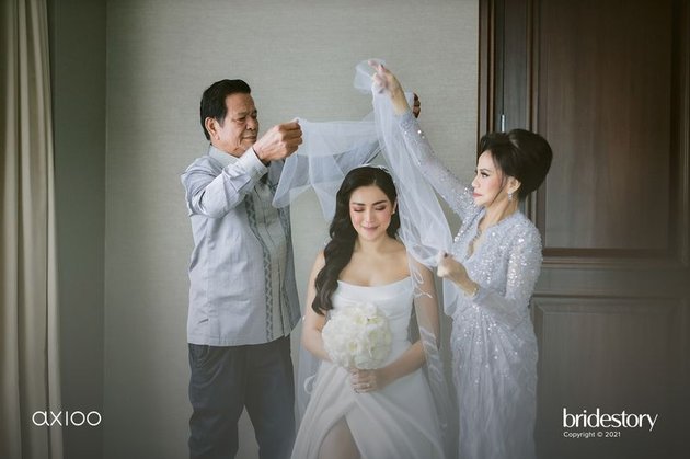 Begini momen manis Jessica Iskandar saat bersiap-siap di acara pernikahannya. Terlihat sang ayah dan sang bunda sama-sama ikut membantu kelancaran pernikahan Jedar.