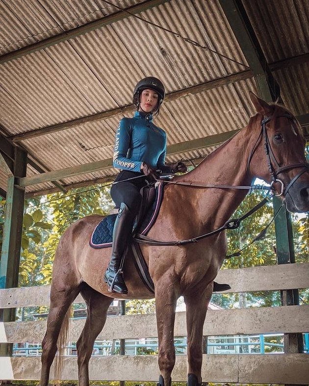 8 Photos of Anya Geraldine While Horseback Riding, Her Body Goals Portrait Makes Netizens Distracted