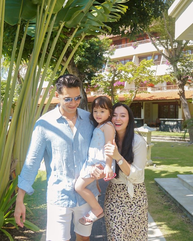 8 Photos of Asmirandah and Jonas Rivanno Inviting Little Chloe on a Vacation to Bali