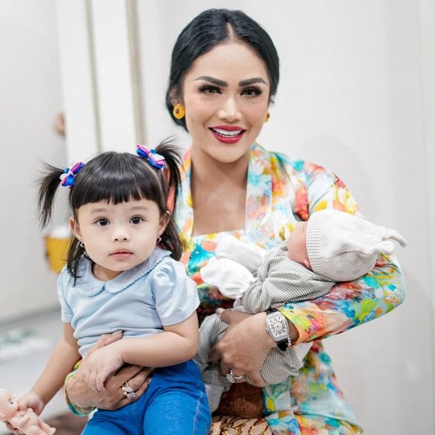 8 Photos of Baby Azura, the Second Child of Aurel and Atta Halilintar Revealed, Carried by Gemmi KD and Genda Ashanty