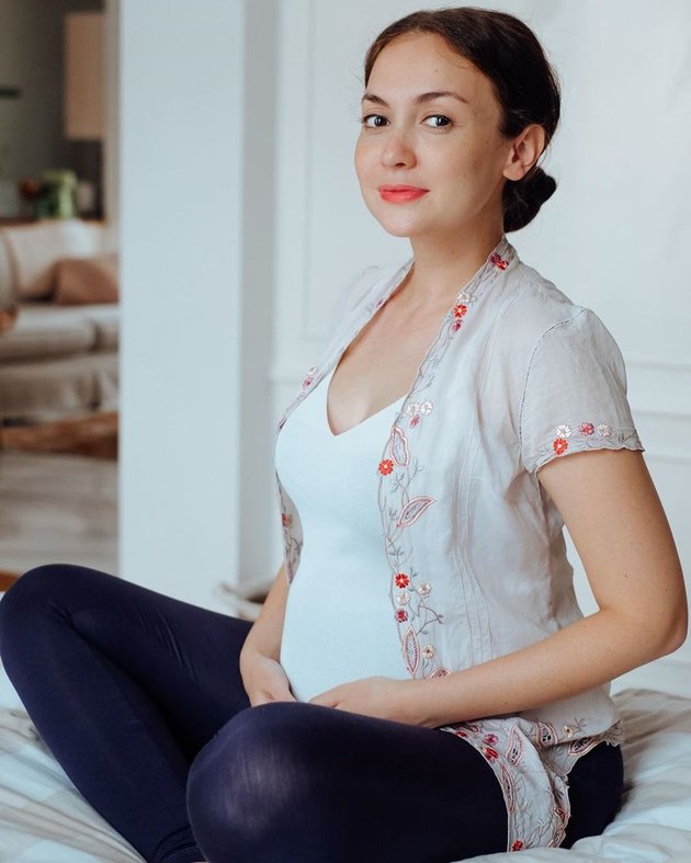 8 Photos of Rianti Cartwright's Baby Bump at 7 Months Pregnant, Looking More Beautiful Before the Birth of Their First Child