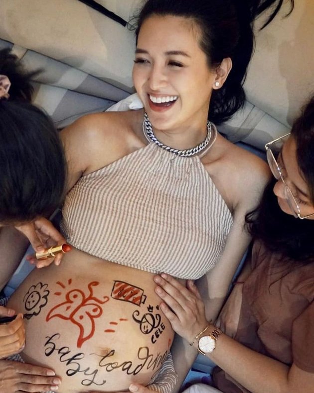 8 Photos of Sylvia Fully's Baby Shower, Showing Her Growing Belly and Scribbles