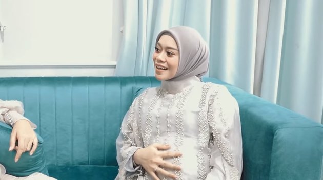 Jadi ibu hamil yang begitu bahagia, Lesti tak berhenti mengelus perut besarnya saat tampil di vlog Aurel Hermansyah.
