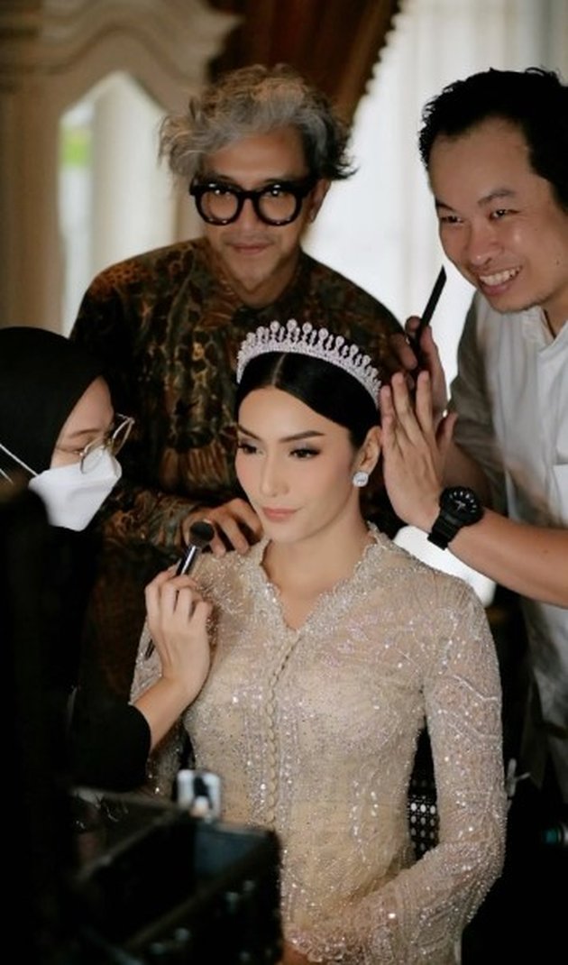 8 Beautiful Photos of Tyas Mirasih on Her Second Wedding, Like a Queen with a Crown