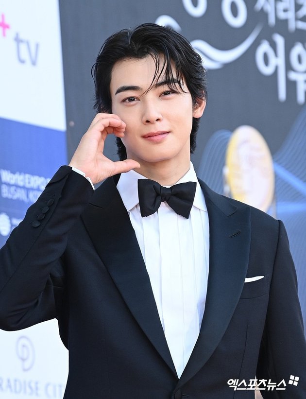 8 Photos of Cha Eun Woo on the Red Carpet at The 2nd Blue Dragon Series Awards, Radiating Visuals Like an AI Character