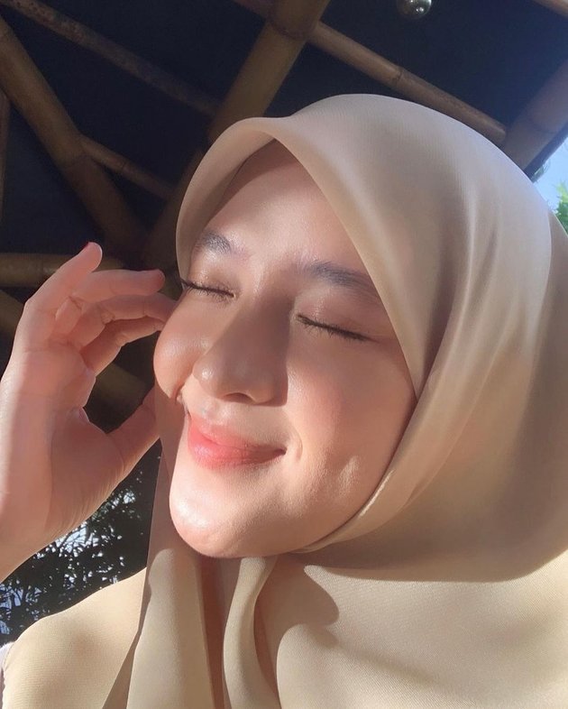 Nissa Sabyan dengan imutnya berpose di depan kamera dengan pamerkan lesung pipinya.