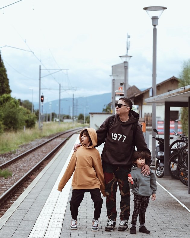 8 Aesthetic Photos of Ringgo Agus Rahman's Family - Sabai Morscheck's Vacation in Switzerland