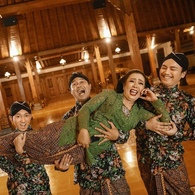 8 Family Portrait Photos of Soimah in Her Own Pendopo, Coordinated with Funny Style - Dominantly Displaying Javanese Customs