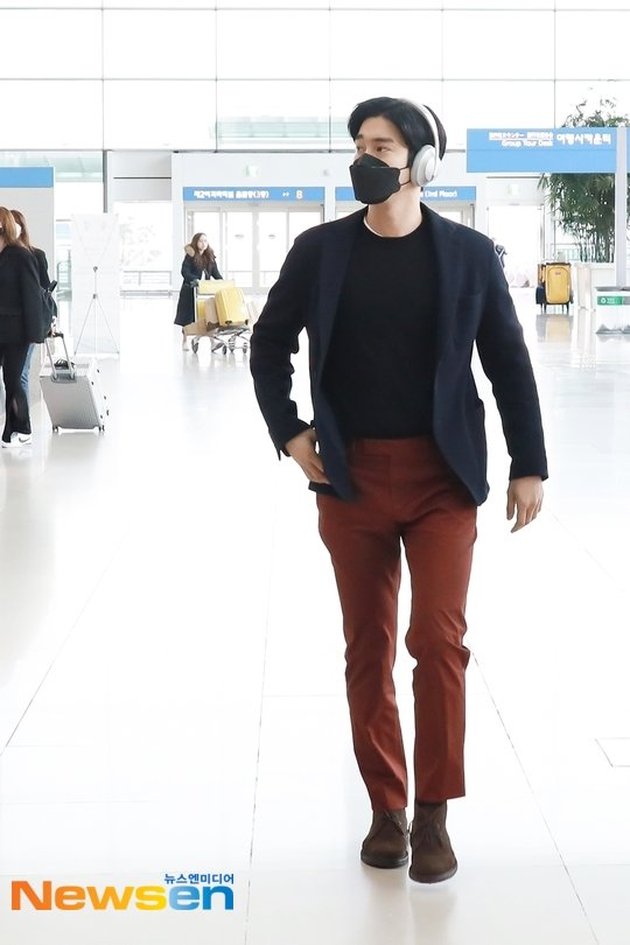 8 Handsome Photos of Choi Siwon at the Airport Heading to Indonesia, Criticized in Korea - ELF INA Curious about Mas Agung's Plans