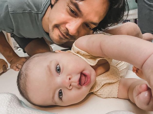 Merupakan sosok suami idaman, Edward nggak hanya ganteng dan macho namun juga aktif membantu Kimberly mengasuh anak-anaknya.
