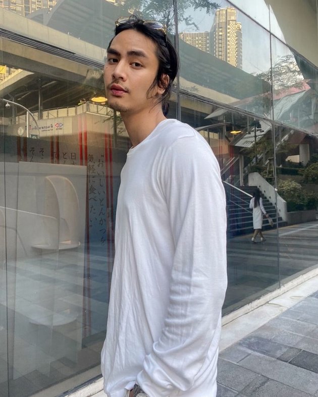 8 Handsome Photos of Ice Panuwat, His Long Hair Charms Women