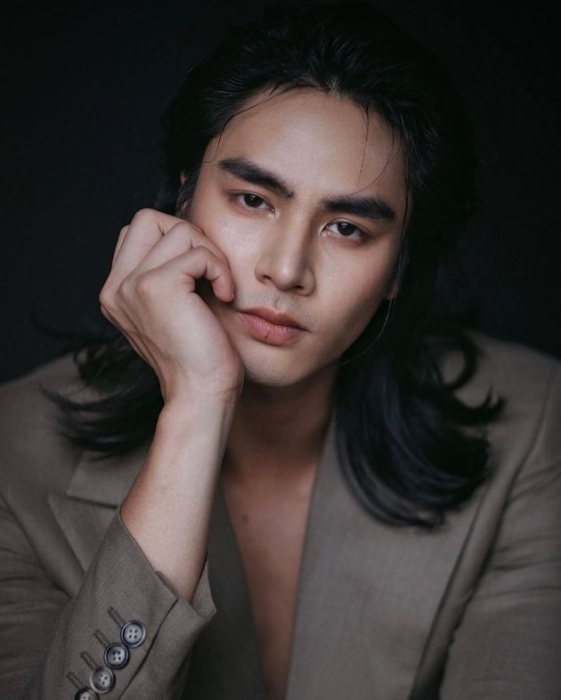 8 Handsome Photos of Ice Panuwat, His Long Hair Charms Women