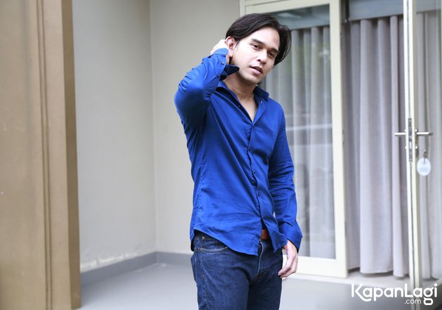 8 Handsome Photos of Rangga Azof on the Set of 'BUKU HARIAN SEORANG ISTRI', Looking Macho in a Blue Shirt