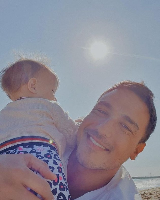 Baru-baru ini, lewat akun Instagram miliknya, Hamish Daud sempat unggah deretan foto dirinya mengajak Baby Zalina main ke pantai.