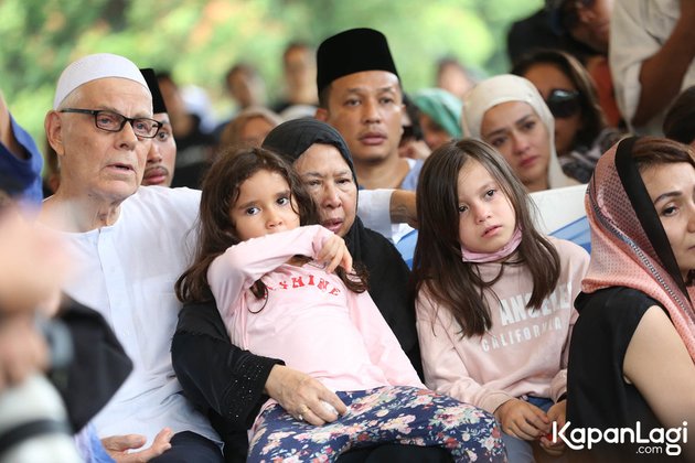 8 Photos of Ashraf Sinclair's Mother at the Funeral, Swollen Eyes Hugging Her Grandchildren