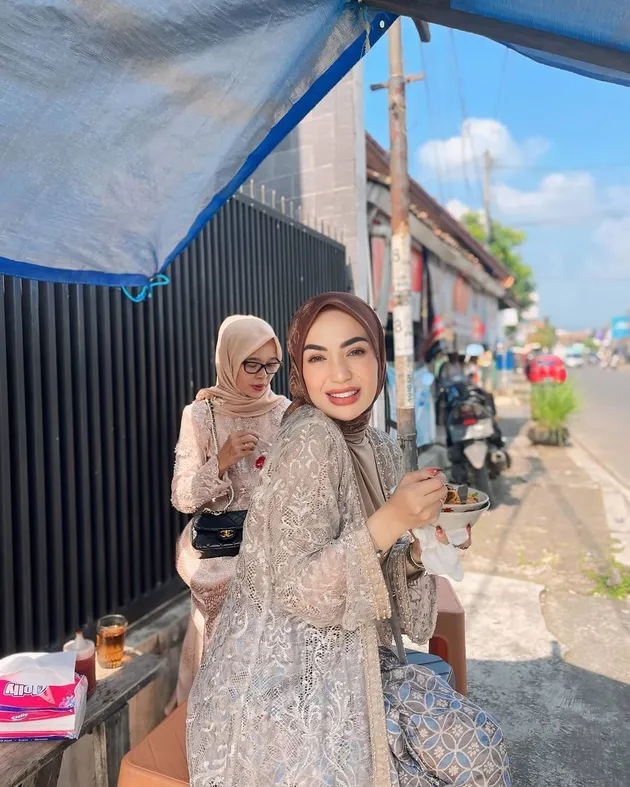Imel Putri Cahyati Makan di Pinggir Jalan