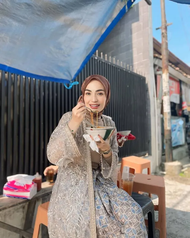 Imel Putri Cahyati Makan di Pinggir Jalan