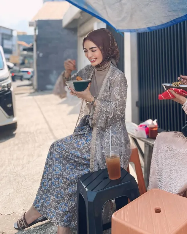 Imel Putri Cahyati Makan di Pinggir Jalan