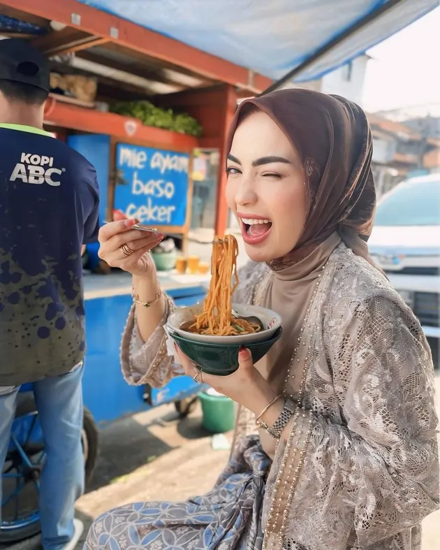 Imel Putri Cahyati Makan di Pinggir Jalan