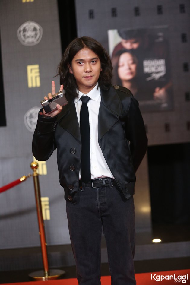 8 Photos of Iqbaal Ramadhan on the Red Carpet of FFI 2021, Still Charming with Longer Hair